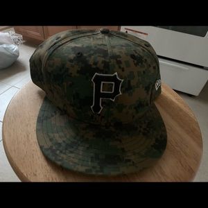 Size 8 9/10 condition cameo Pittsburgh pirates fitted